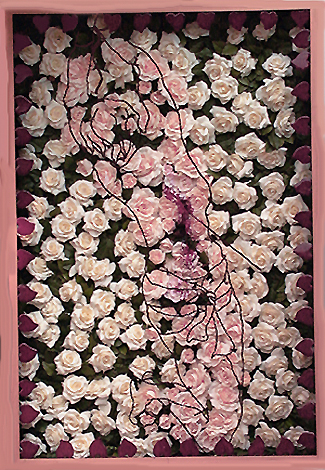 fil de fer, rose en sioe, rsine. 105cmX135cm. Prix 15000Fr.
